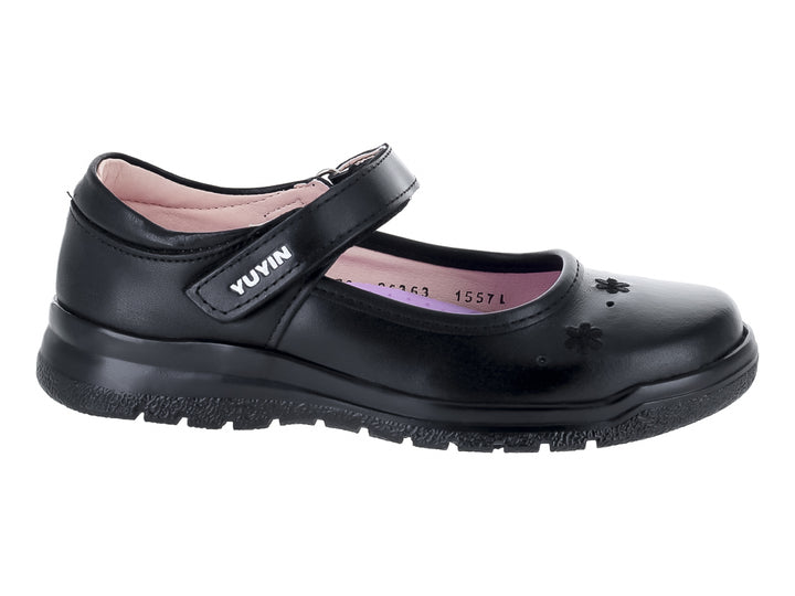 Zapato escolar negro para niña con correa ajustable y detalles de flores en relieve.