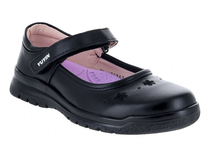 Zapato escolar negro para niña con correa ajustable y detalles de flores en relieve.