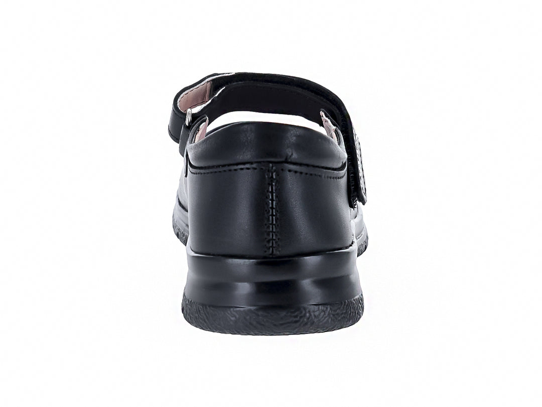 Zapato escolar negro para niña con correa ajustable y detalles de flores en relieve.