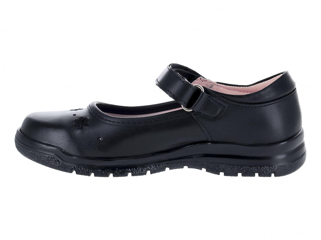Zapato escolar negro para niña con correa ajustable y detalles de flores en relieve.