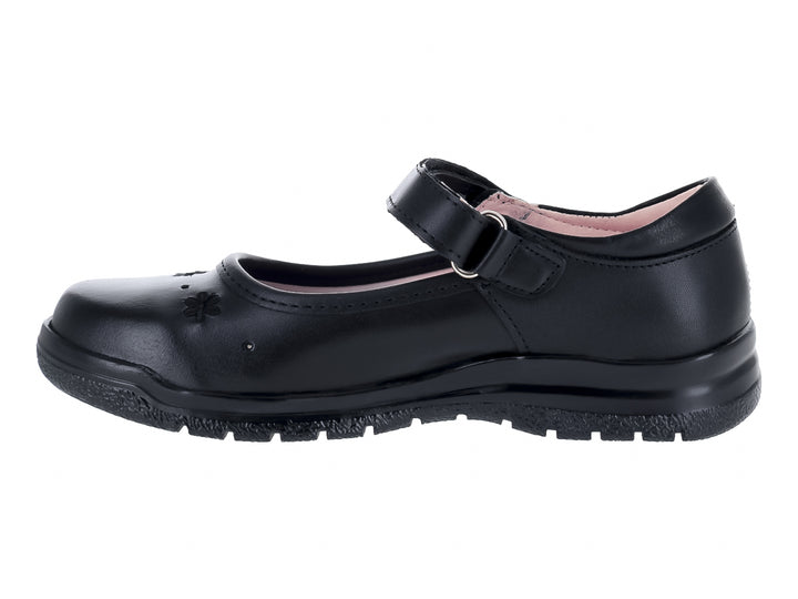 Zapato escolar negro para niña con correa ajustable y detalles de flores en relieve.