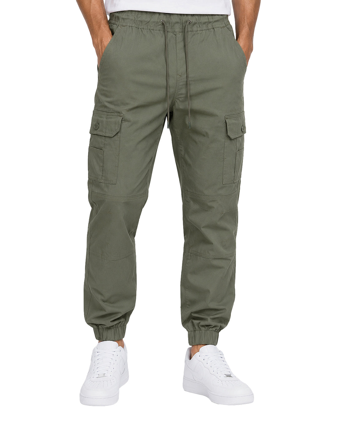 Pantalón jogger cargo color olivo para hombre con bolsillos laterales y cintura elástica.