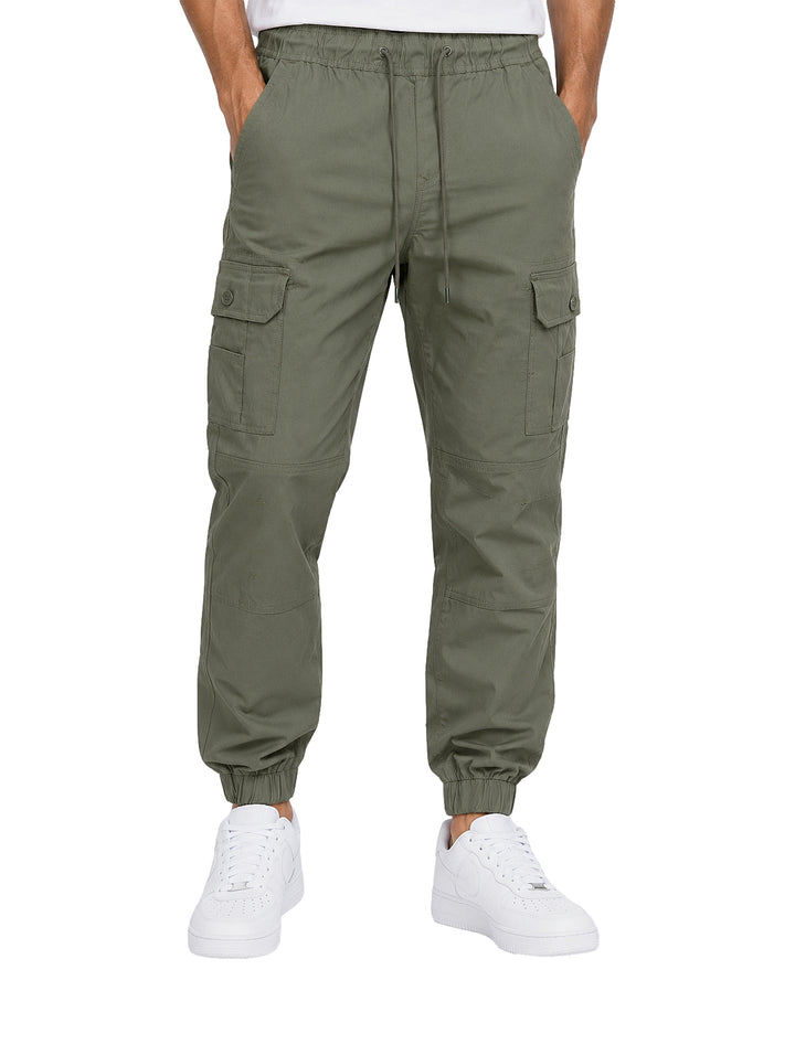 Pantalón jogger cargo color olivo para hombre con bolsillos laterales y cintura elástica.