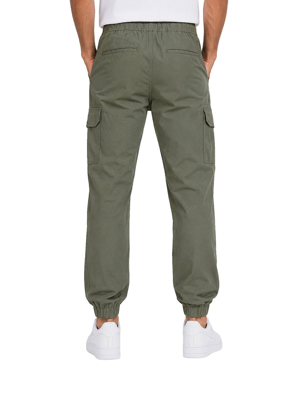 Pantalón jogger cargo color olivo para hombre con bolsillos laterales y cintura elástica.