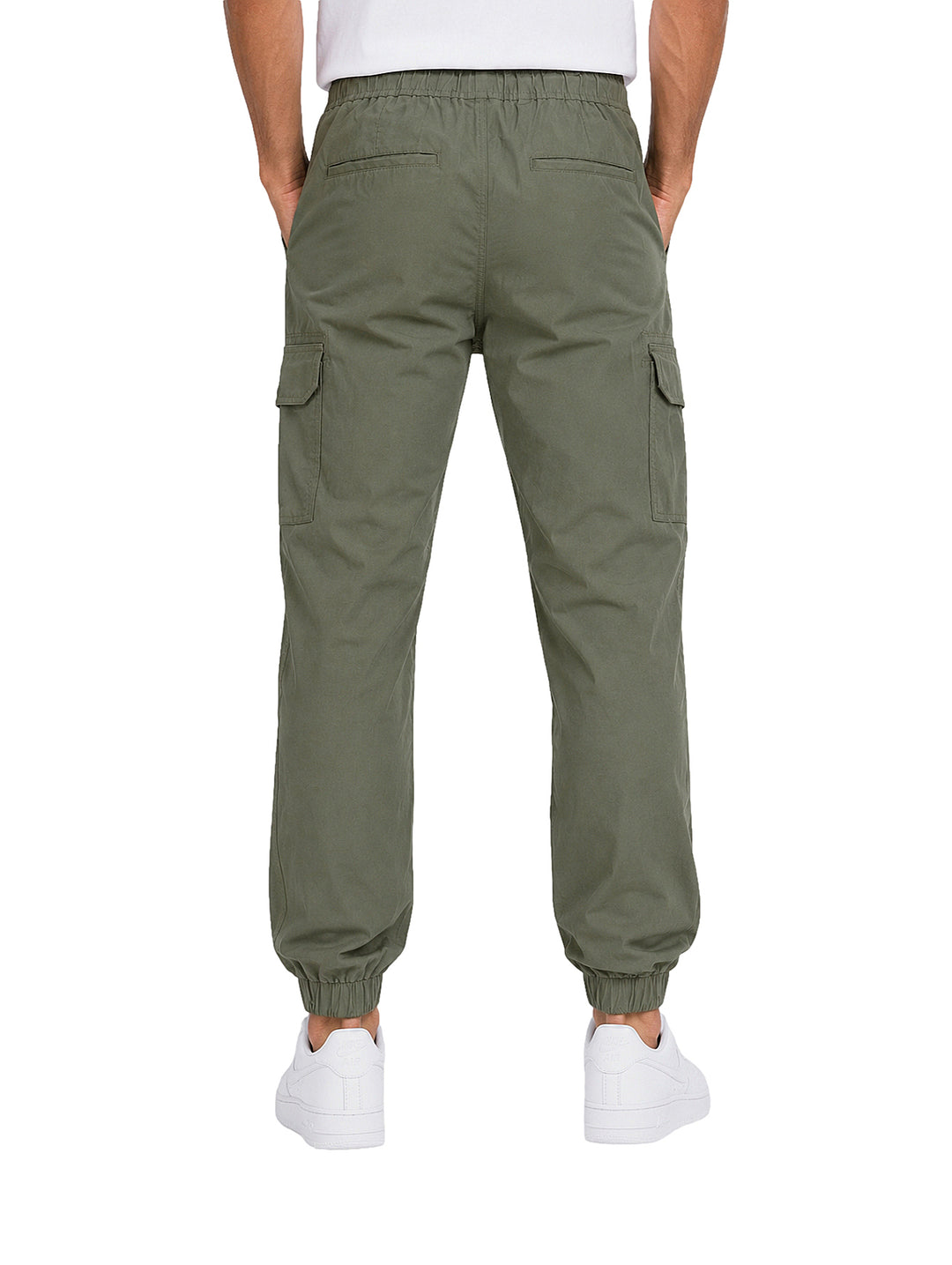 Pantalón jogger cargo color olivo para hombre con bolsillos laterales y cintura elástica.