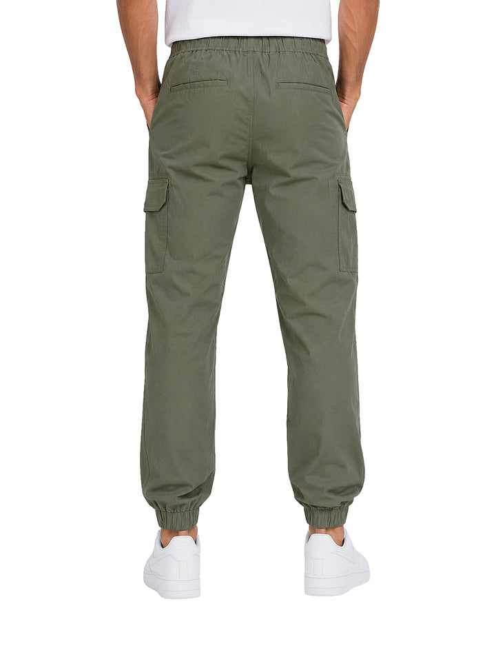 Pantalón jogger cargo color olivo para hombre con bolsillos laterales y cintura elástica.