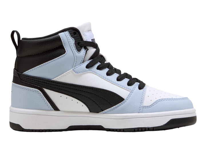 Tenis PUMA Rebound V6 Mid JR en colores blanco, azul claro y negro, estilo botín deportivo.