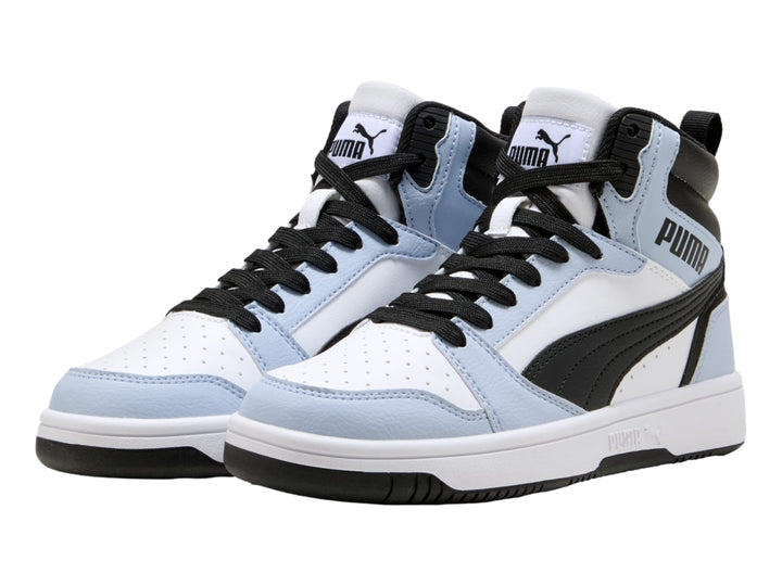 Tenis PUMA Rebound V6 Mid JR en colores blanco, azul claro y negro, estilo botín deportivo.