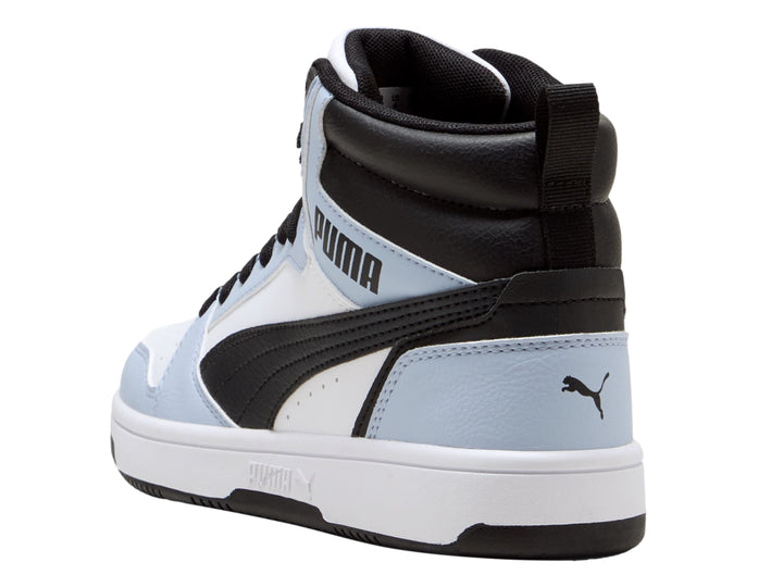 Tenis PUMA Rebound V6 Mid JR en colores blanco, azul claro y negro, estilo botín deportivo.