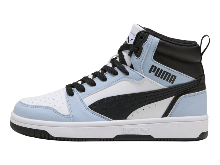 Tenis PUMA Rebound V6 Mid JR en colores blanco, azul claro y negro, estilo botín deportivo.