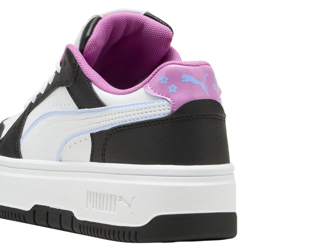 Tenis PUMA Rebound Femme para niña en colores negro, blanco y morado con suela de plataforma blanca.