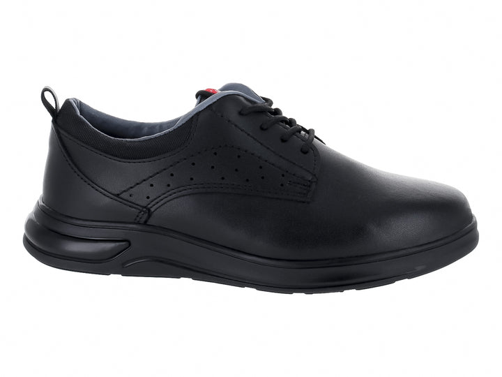 Zapato escolar negro VAVITO con cordones y suela negra sobre fondo blanco.