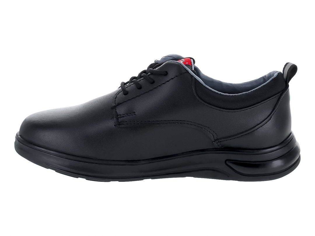 Zapato escolar negro VAVITO con cordones y suela negra sobre fondo blanco.
