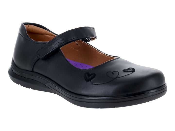 Zapato escolar negro para niña con correa y detalles de corazones bordados.