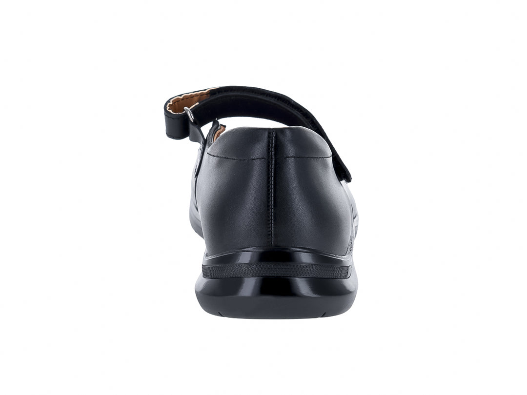 Zapato escolar negro para niña con correa y detalles de corazones bordados.