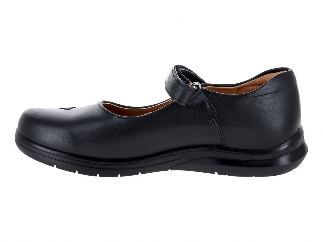Zapato escolar negro para niña con correa y detalles de corazones bordados.
