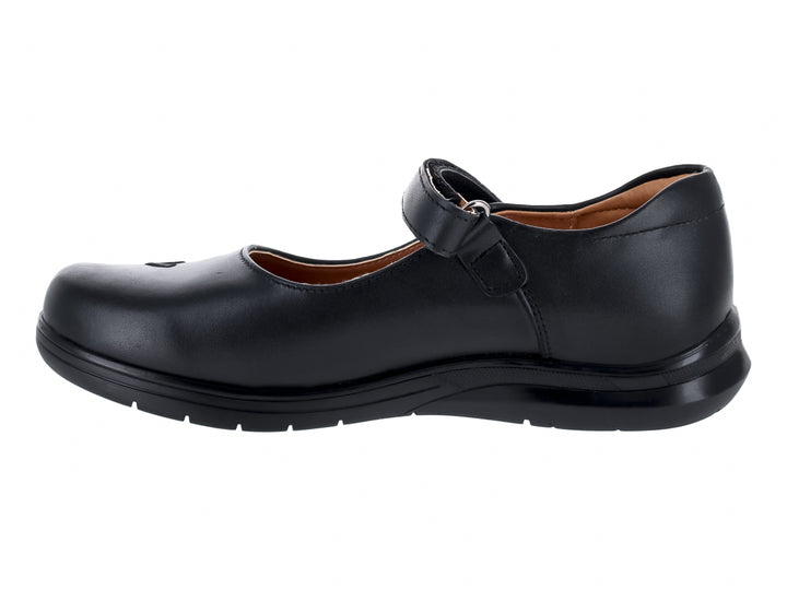 Zapato escolar negro para niña con correa y detalles de corazones bordados.