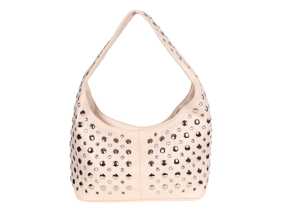 Bolso de hombro color latte con detalles de ojales metálicos decorativos.