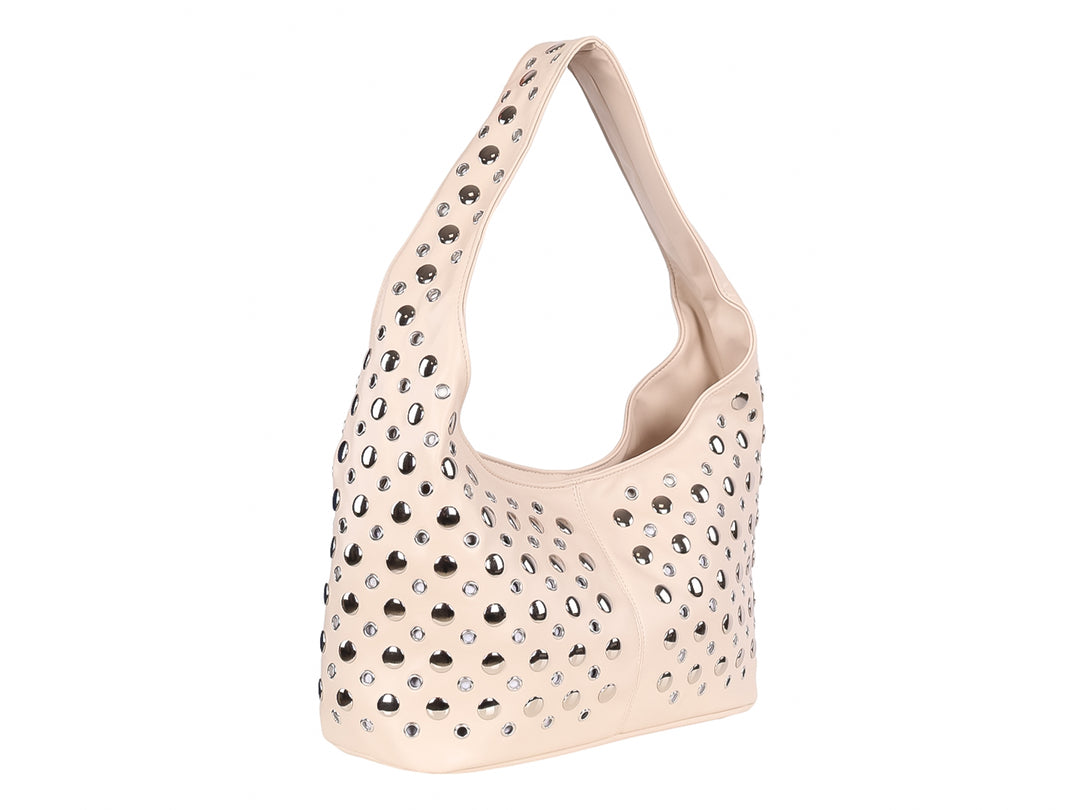 Bolso de hombro color latte con detalles de ojales metálicos decorativos.