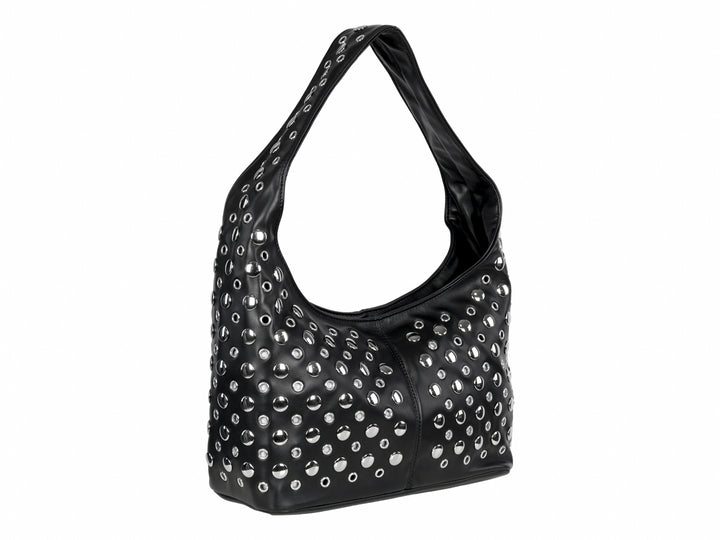 Bolso hobo negro con detalles de estoperoles plateados y correa al hombro.