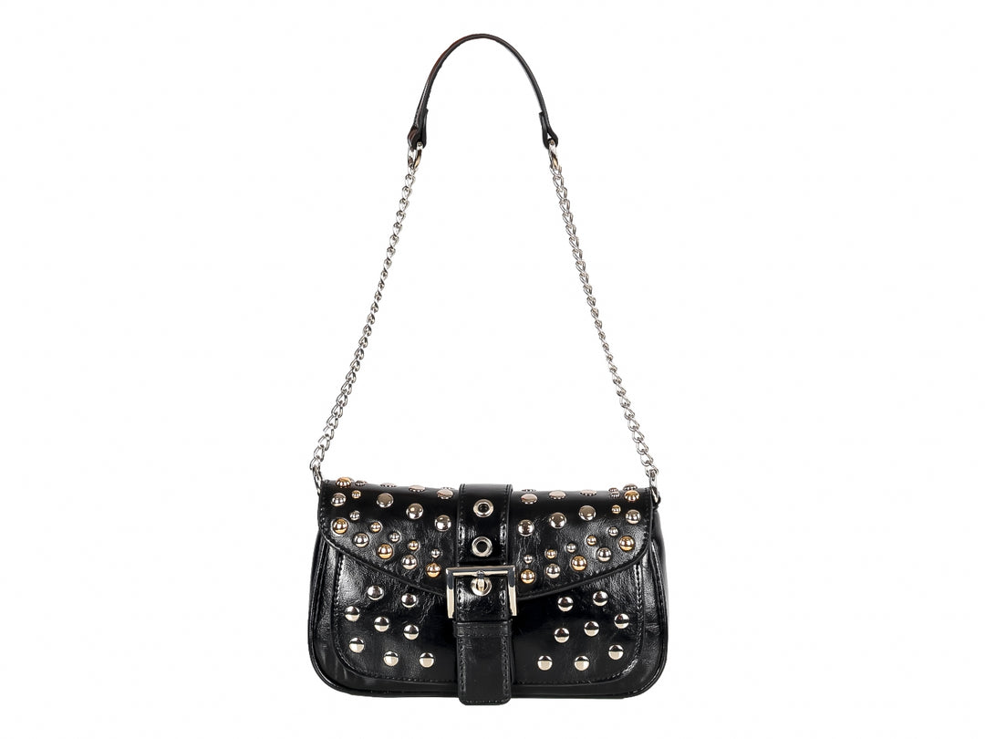Bolso negro con tachuelas plateadas, cierre de hebilla y correa de cadena metálica.