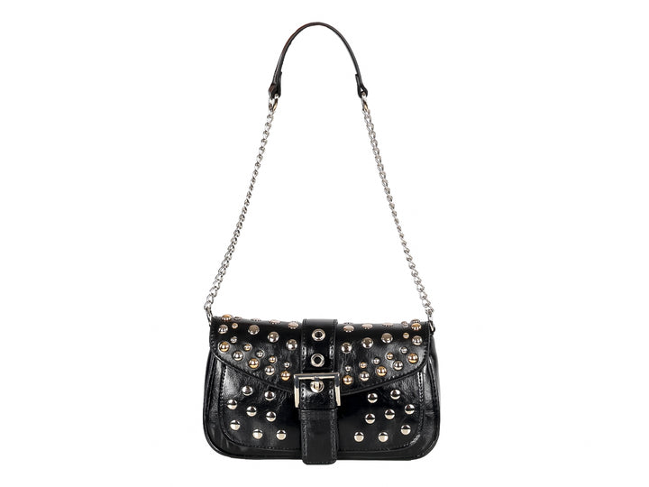 Bolso negro con tachuelas plateadas, cierre de hebilla y correa de cadena metálica.