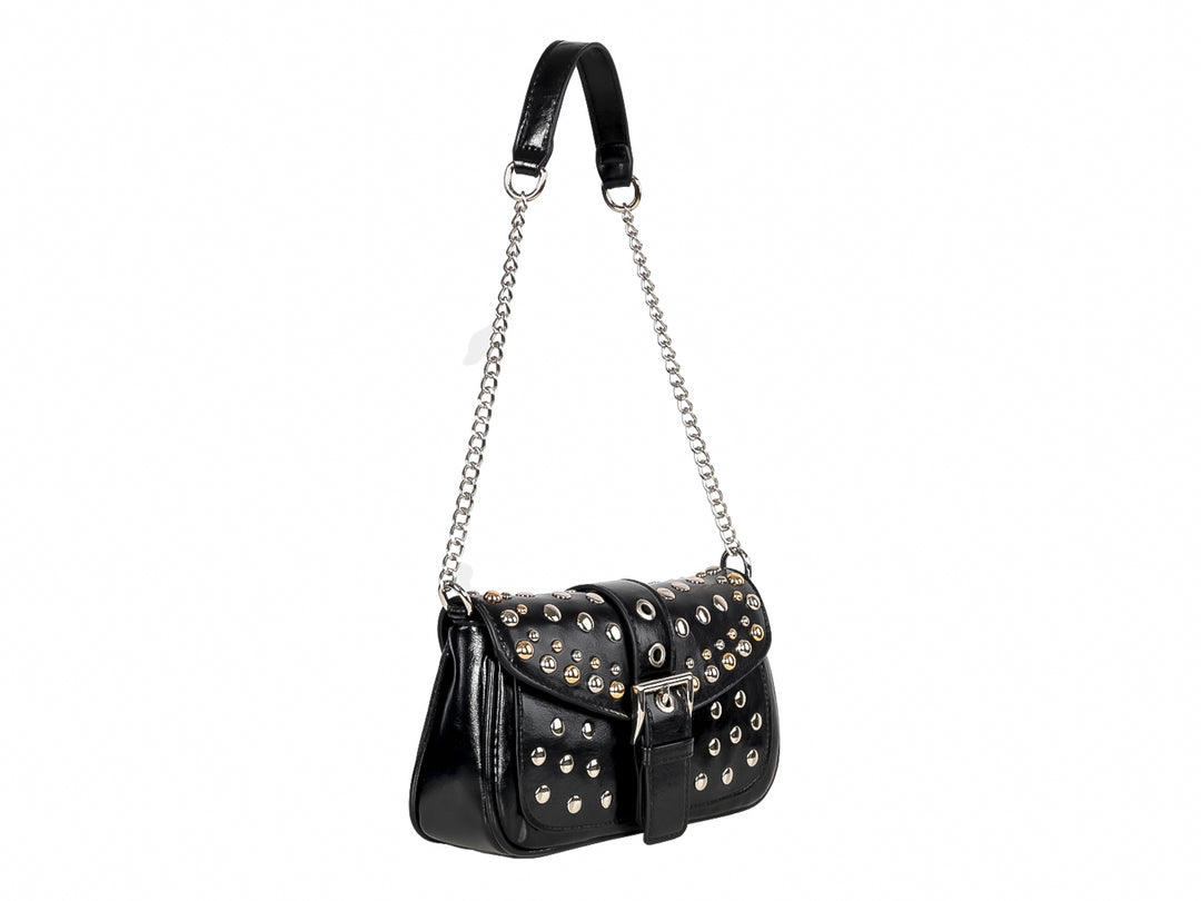 Bolso negro con tachuelas plateadas, cierre de hebilla y correa de cadena metálica.
