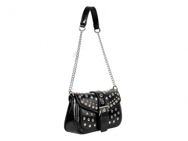Bolso negro con tachuelas plateadas, cierre de hebilla y correa de cadena metálica.
