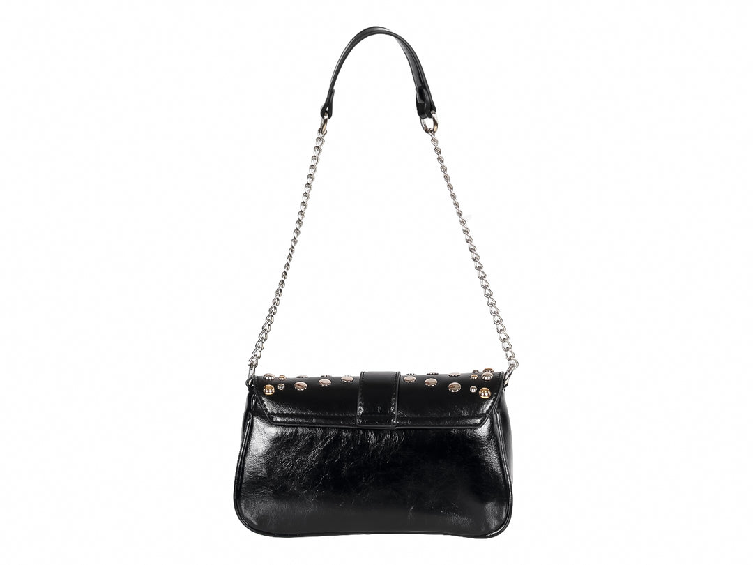 Bolso negro con tachuelas plateadas, cierre de hebilla y correa de cadena metálica.