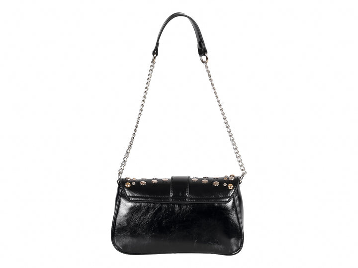 Bolso negro con tachuelas plateadas, cierre de hebilla y correa de cadena metálica.