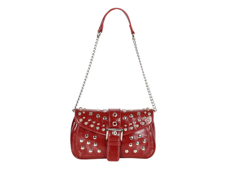 Bolso rojo brillante con estoperoles plateados, correa de cadena y cierre de hebilla.