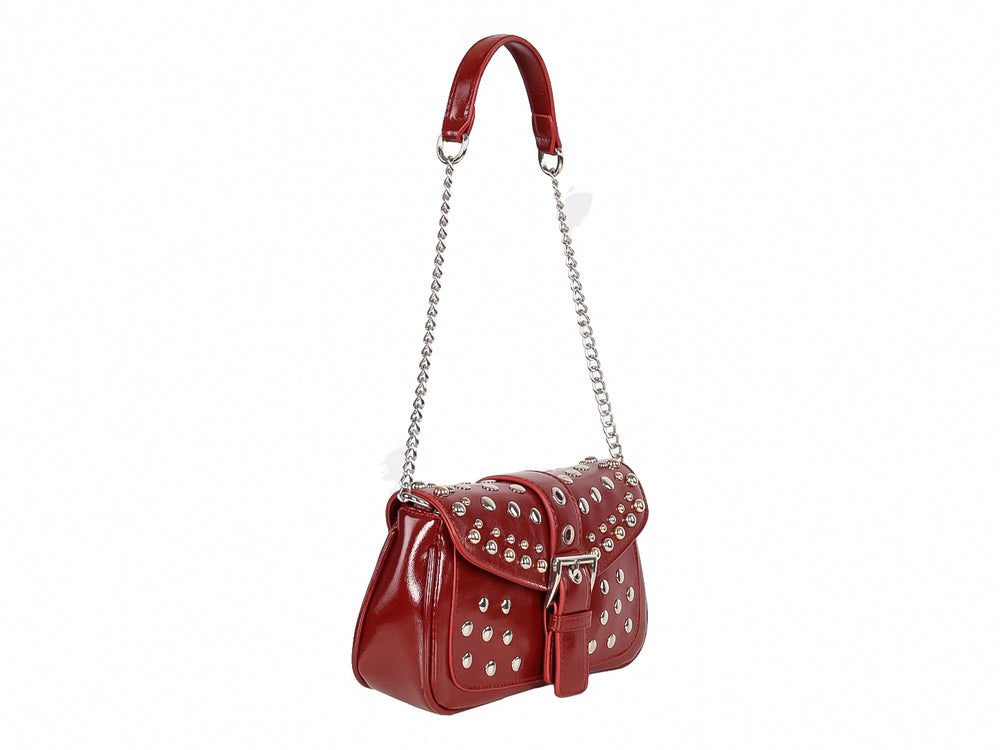 Bolso rojo brillante con estoperoles plateados, correa de cadena y cierre de hebilla.