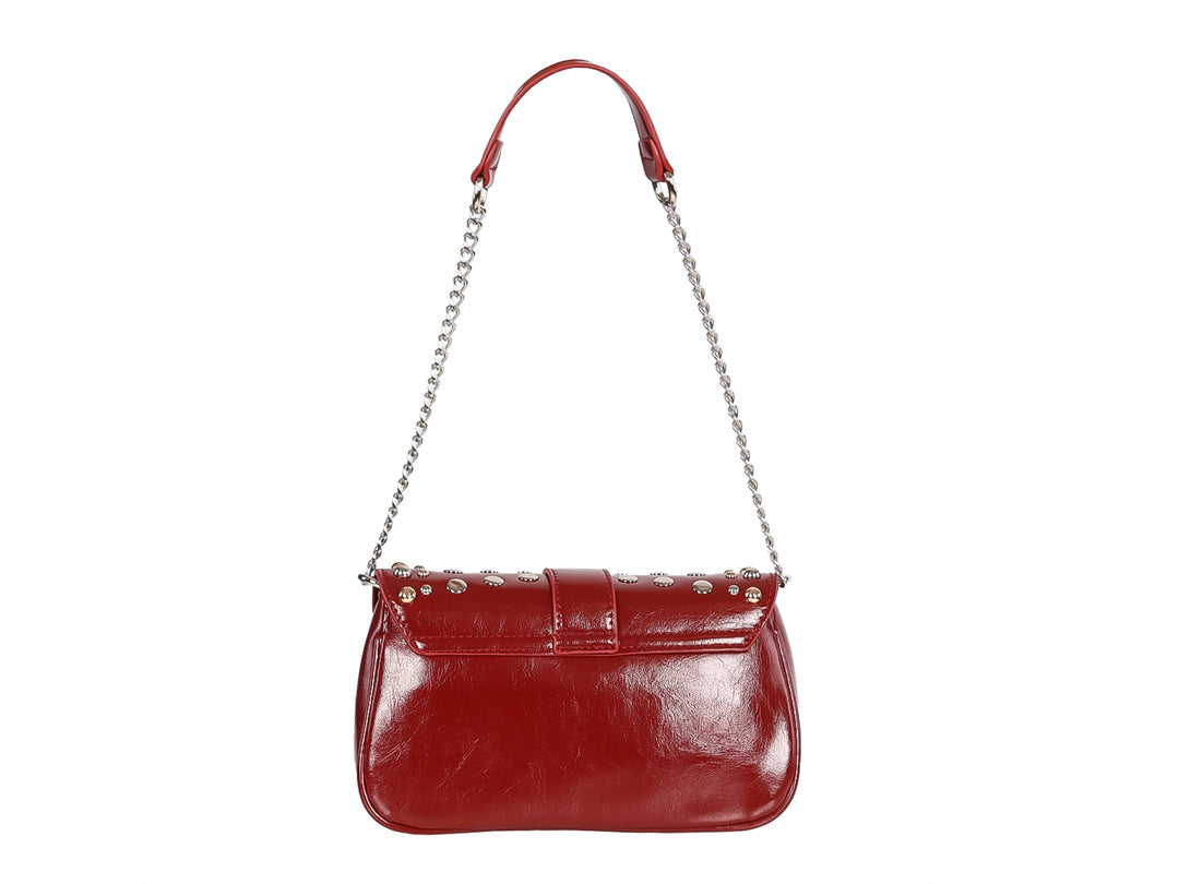 Bolso rojo brillante con estoperoles plateados, correa de cadena y cierre de hebilla.