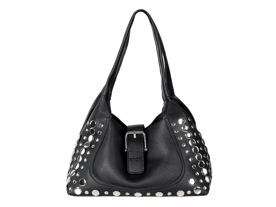 Bolso negro con detalles de estoperoles plateados y hebilla frontal.