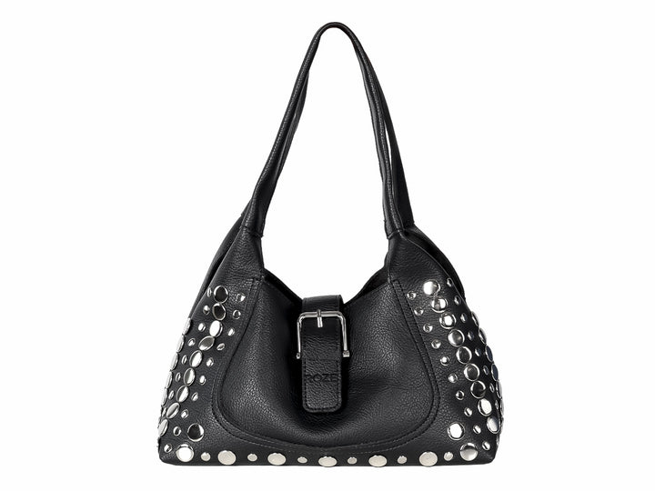 Bolso negro con detalles de estoperoles plateados y hebilla frontal.