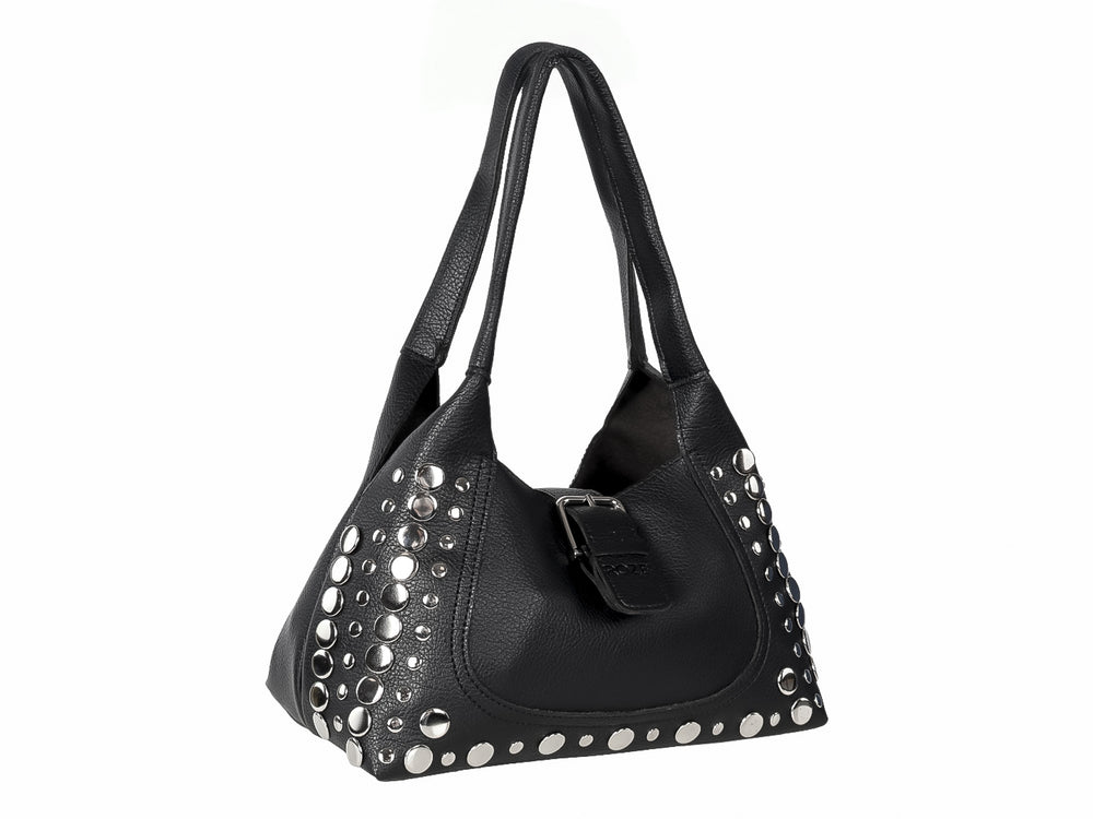 Bolso negro con detalles de estoperoles plateados y hebilla frontal.