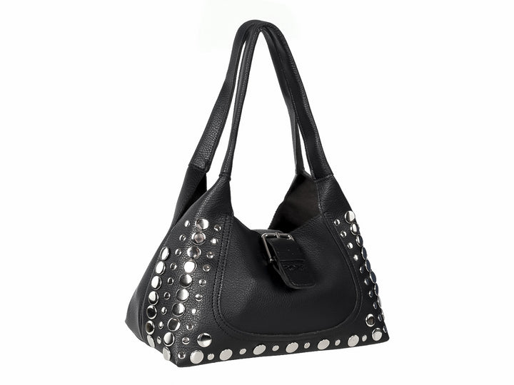 Bolso negro con detalles de estoperoles plateados y hebilla frontal.