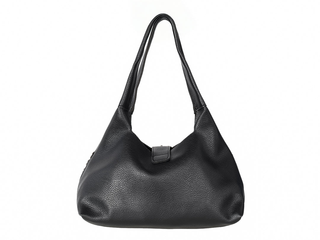 Bolso negro con detalles de estoperoles plateados y hebilla frontal.