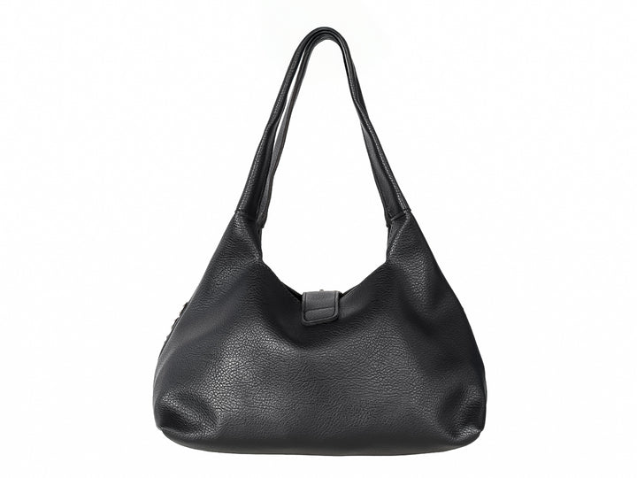 Bolso negro con detalles de estoperoles plateados y hebilla frontal.