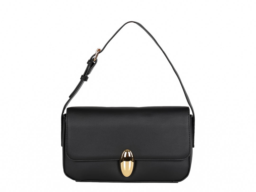 Bolso negro rectangular con cierre ovalado dorado y correa delgada.