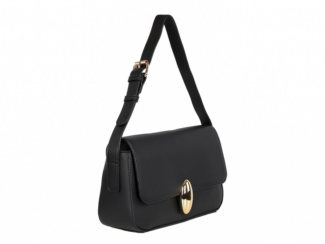 Bolso negro rectangular con cierre ovalado dorado y correa delgada.