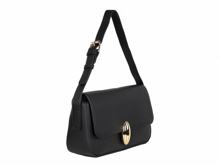 Bolso negro rectangular con cierre ovalado dorado y correa delgada.
