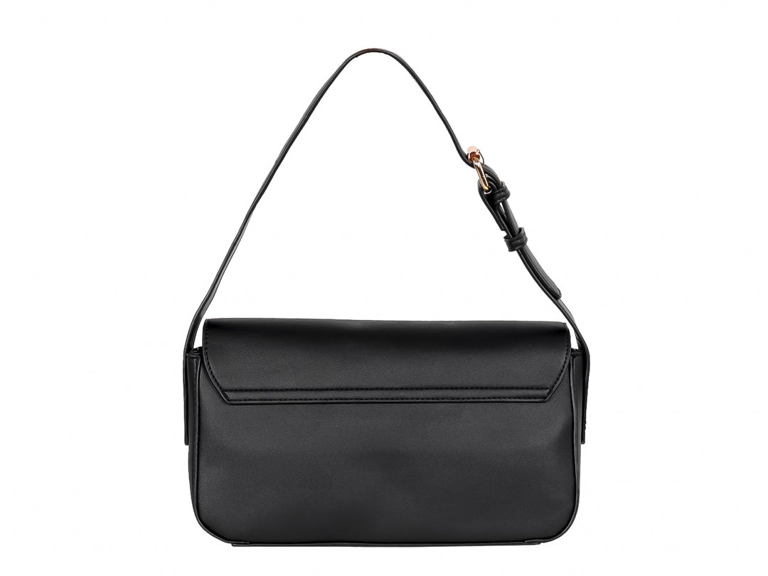 Bolso negro rectangular con cierre ovalado dorado y correa delgada.