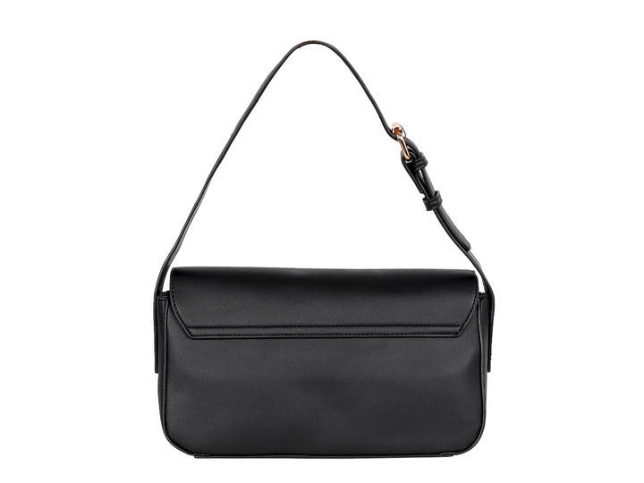 Bolso negro rectangular con cierre ovalado dorado y correa delgada.