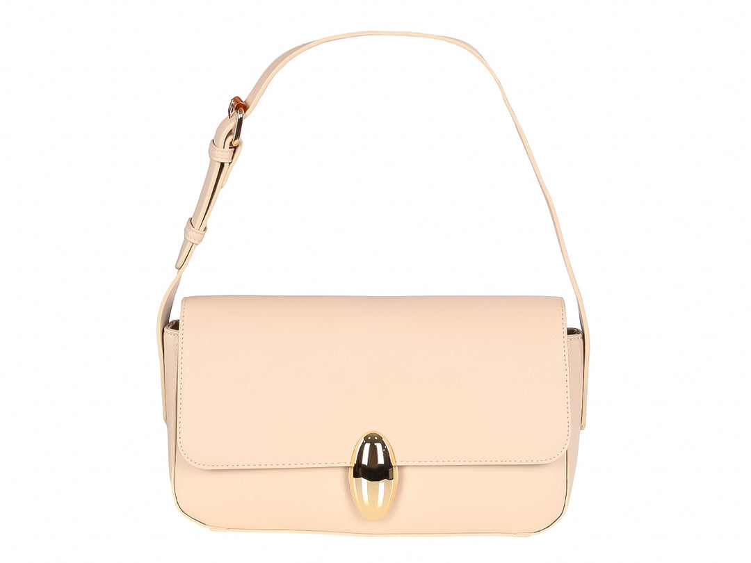 Bolso de hombro color nude con cierre metálico dorado y correa ajustable.