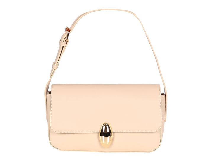 Bolso de hombro color nude con cierre metálico dorado y correa ajustable.
