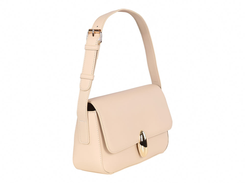 Bolso de hombro color nude con cierre metálico dorado y correa ajustable.