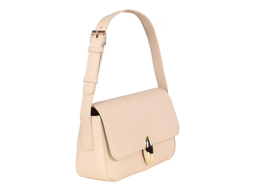 Bolso de hombro color nude con cierre metálico dorado y correa ajustable.