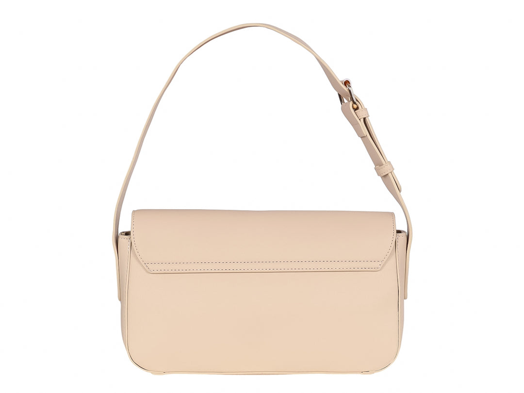 Bolso de hombro color nude con cierre metálico dorado y correa ajustable.
