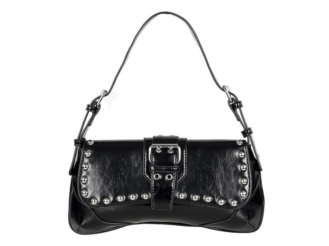 Bolso negro brillante con tachuelas plateadas y correa larga.